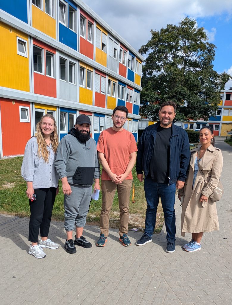 Staatssekretär Max Landero mit Mitarbeitenden der GU Groscurthstraße und des Vereins Mingru Jipen