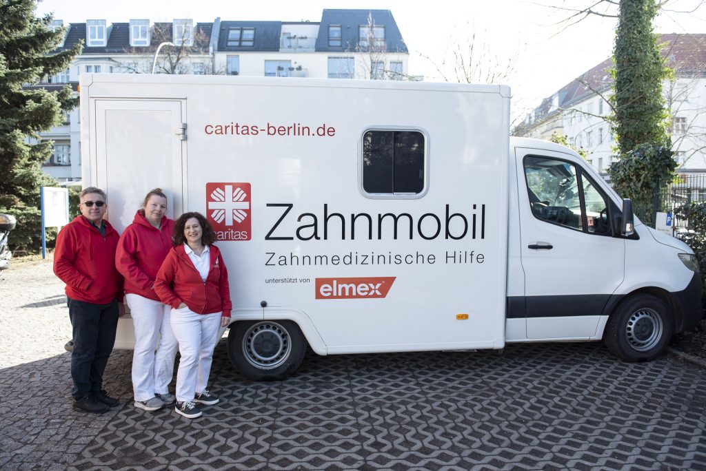 Caritas Zahnmobil mit Belegschaft