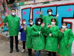 Die Kinderbetreuung und Kinder aus der GU Osteweg beim Graffiti-Workshop
