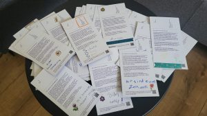 Bunt gestaltete Postkarten gegen die geplanten Kürzungen