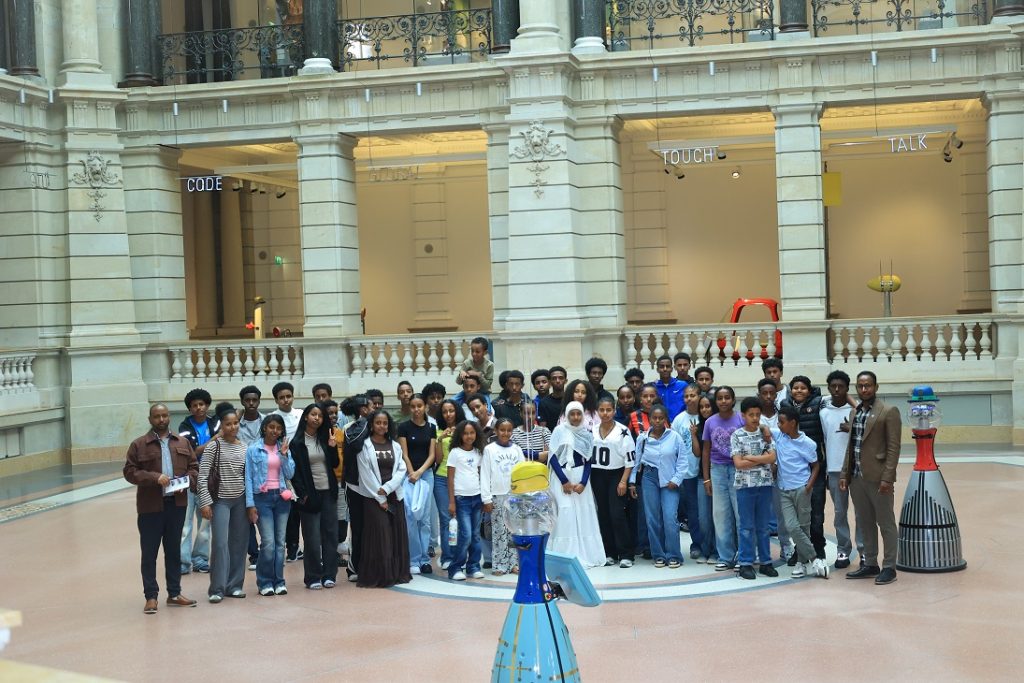 Eine Gruppe Jugendlicher der eritreischen Gemeinde im Museum für Kommunikation