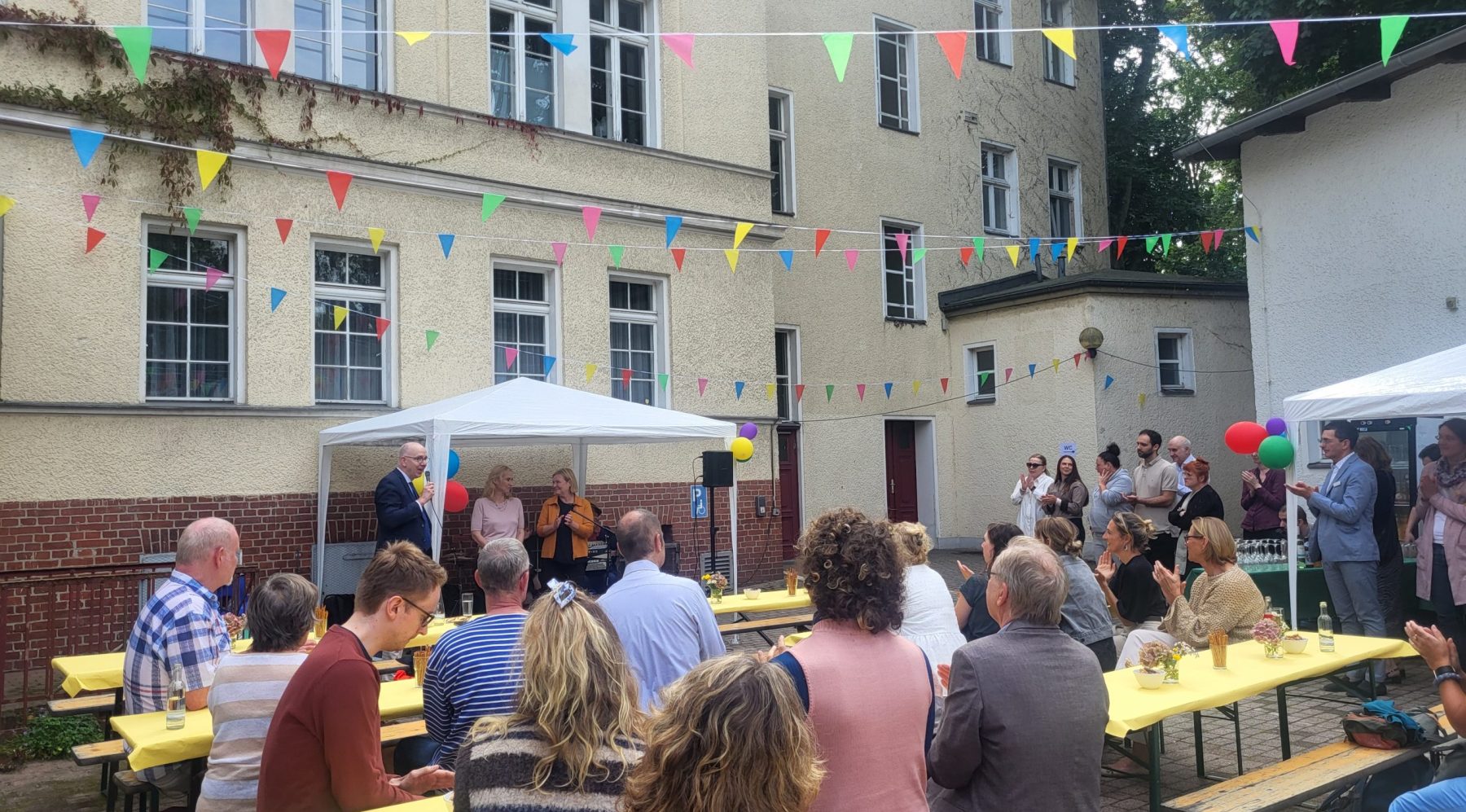 Jan Dreher, Dr. med. Pia Skarabis-Querfeld und Stadträtin Carolina Böhm