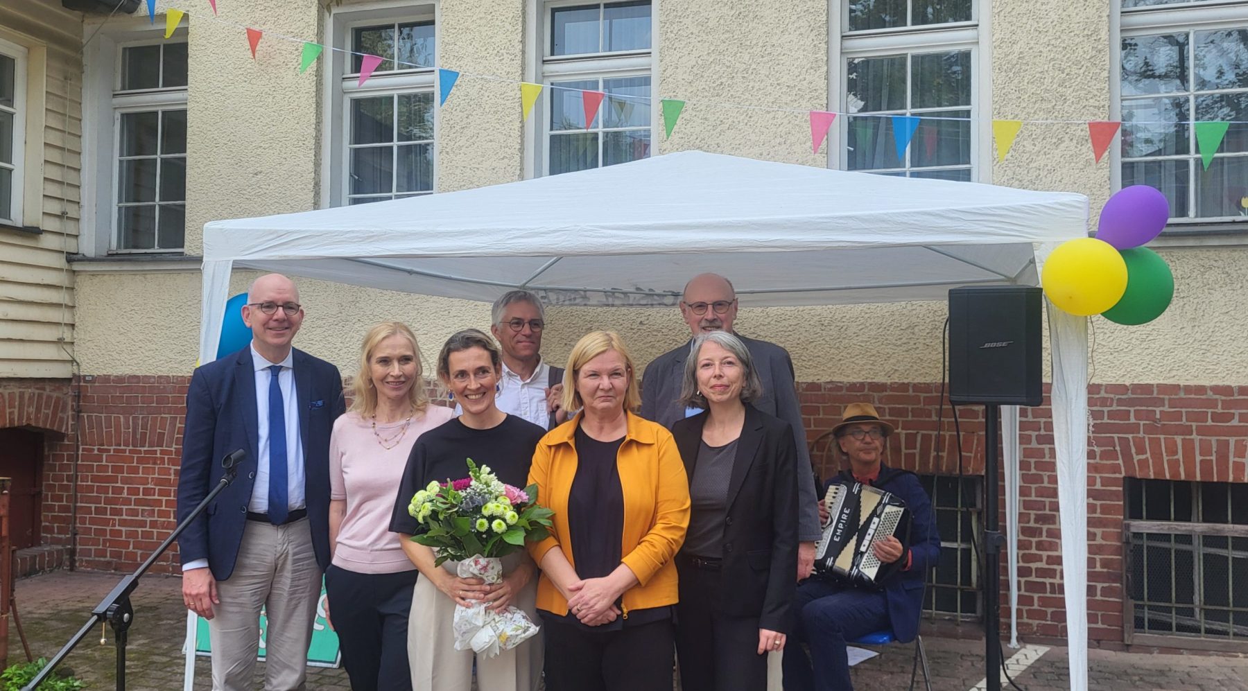 Jan Dreher (Geschäftsführer milaa gGmbH), Dr. med. Pia Skarabis-Querfeld (Gründerin und Vorsitzende Medizin Hilft e.V.), Dr. med. Matthias Meyer (Schatzmeister Medizin Hilft e.V.), Dr. Bertram Morbach (Gemeindekirchenrat Ev. Paulusgemeinde Zehlendorf), Dorothea Herlemann (Standortleitung open.med Ambulanz), Carolina Böhm (Stadträtin für Jugend, Gesundheit und Integration in Steglitz-Zehlendorf) und Ann Jeanette Rupp (Fachbereichsleitung Existenzsicherung, milaa gGmbH)