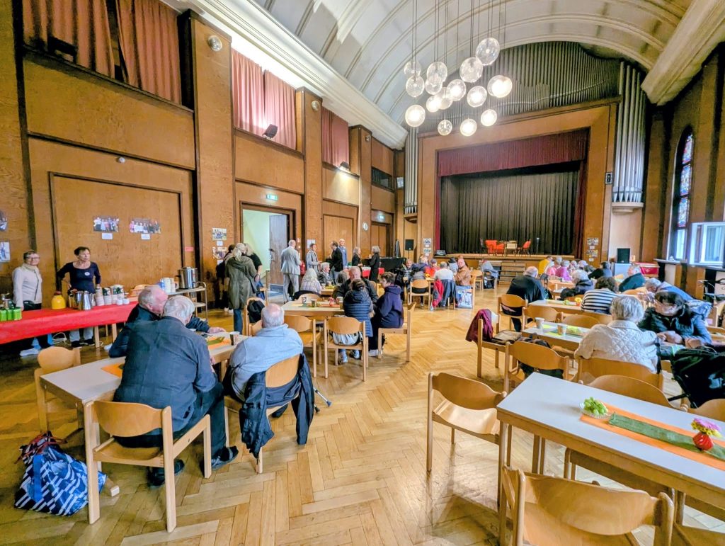 Der gefüllte Saal des Gemeindehauses